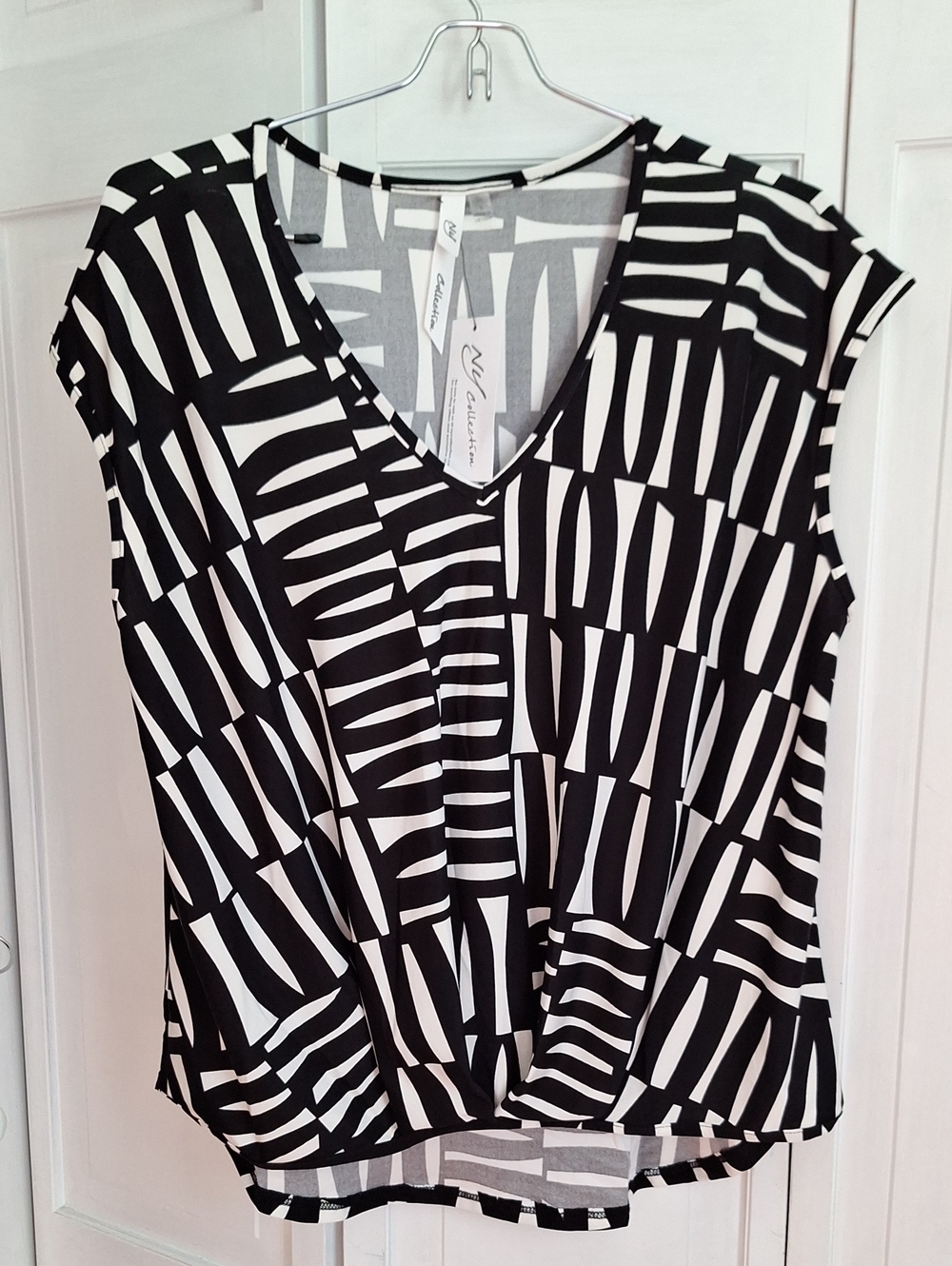NY Collection Black & White Geometric V-Neck Camisole